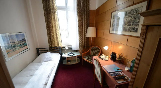 Hotel Rheinland, Забронировать Отель Отели Бонна с парковкой, рядом с Оздоровительный центр Курфюрстенбад, Парковка