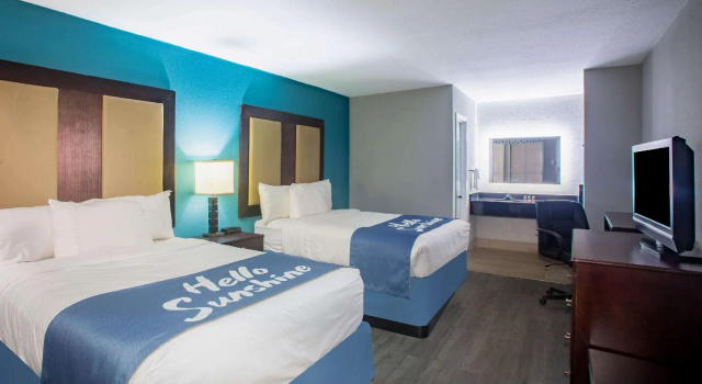 Четырёхместный номер Standard Days Inn by Wyndham Mobile I-65