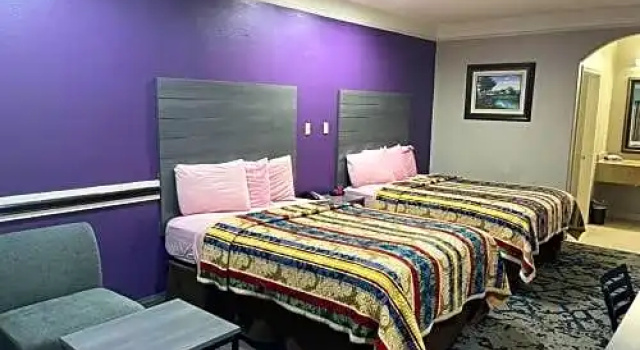 Четырёхместный номер Standard Scottish Inn and Suites Alvin