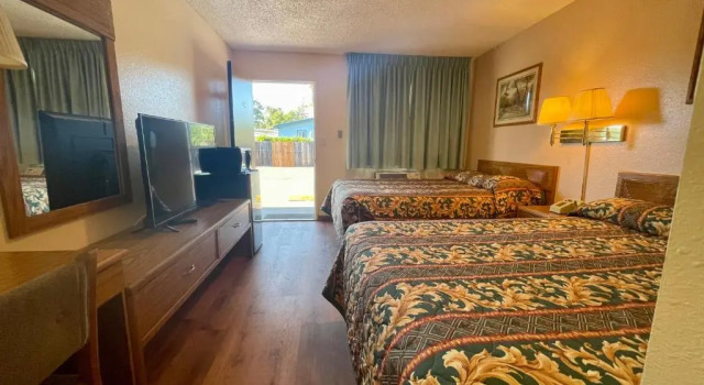 Четырёхместный номер Standard Regency Inn Lakeport