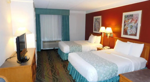 Четырёхместный номер Standard Days Inn & Suites by Wyndham Arlington Heights