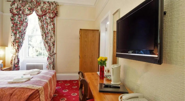 Четырёхместный номер Standard Cumberland Hotel