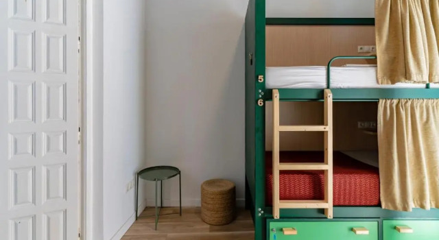 Кровать в общем номере с балконом The Urban Jungle Hostel