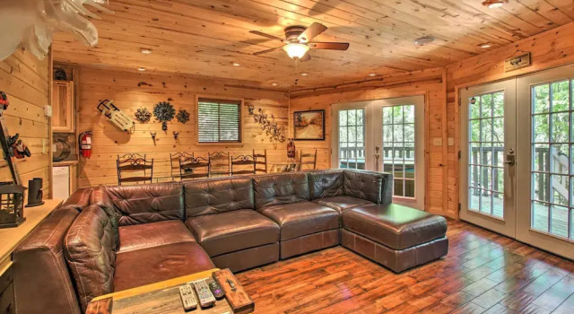 Коттедж с 3 комнатами с балконом Rustic Gatlinburg Chalet w/ Hot Tub: 2 Mi to Town