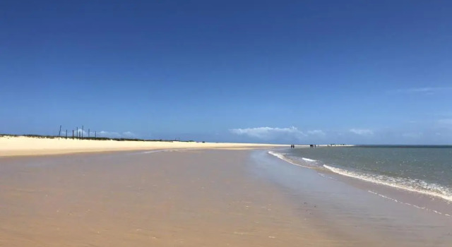 Casa com piscina e um quarto com ar split pé na areia a 50 metros da praia, Reservar Hotel Prado Costa das Baleias