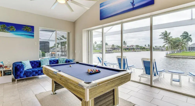 Коттедж с 3 комнатами с балконом Canalfront Pool & Hot Tub: Home in Cape Coral