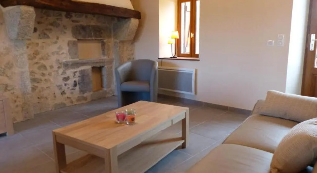 **Charmant Atelier Rénové, Jardin & Terrasse, Proche Ski et Vichy** - FR-1-489-140, Prenota Hotel Hotel a Alvernia con parcheggio, Parcheggio