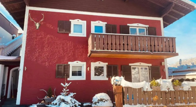 Шале Chalet Austria, famous ski areas around us, 15 min to salzburg city, direct mountain view, up to 10 people