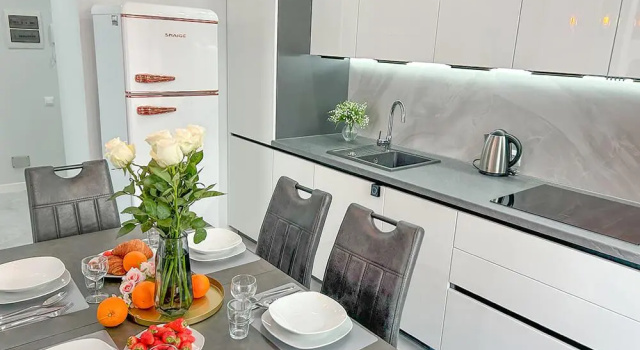 Трёхместные апартаменты с 2 комнатами с балконом Sun City Apartments 16 (Сан Сити Апартментс 16) на улице Ольховая 19 корпус 8