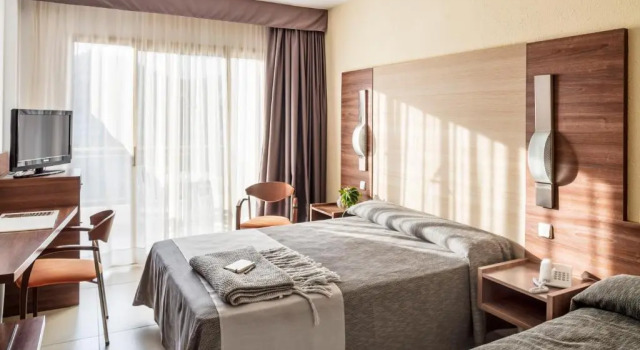 Трёхместный номер Standard AQUA Hotel Aquamarina & Spa