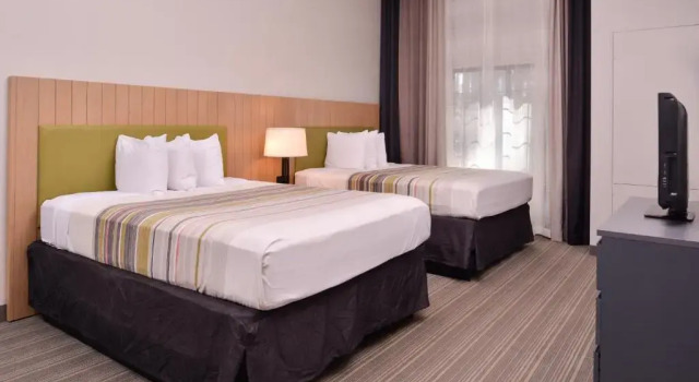 Четырёхместный номер Standard Country Inn & Suites by Radisson Raleigh-Durham Airport NC