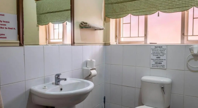 Кровать в общем номере Bay Vista Guesthouse
