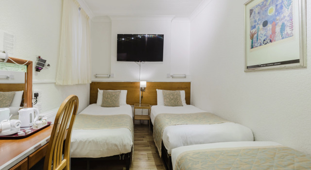 Трёхместный номер Standard Falcon Hotel