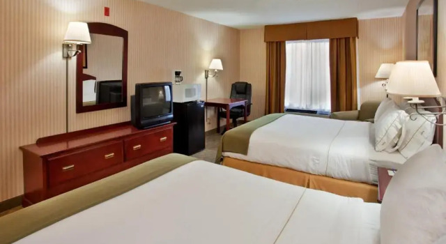 Четырёхместный номер Standard Spark By Hilton Lansing