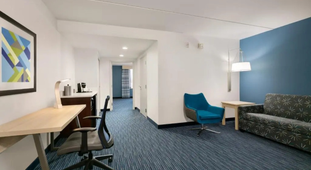 Люкс Holiday Inn Express Hotel & Suites Norfolk Airport by IHG