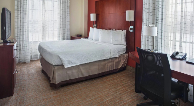 Люкс с 2 комнатами с балконом Residence Inn by Marriott Aberdeen at Ripken Stadium
