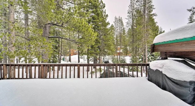 Updated Tahoe Donner Cabin w/ Golf Course Views!, Забронировать Отель Траки Скво-Вэлли, рядом с Гольф-клуб Tahoe Donner