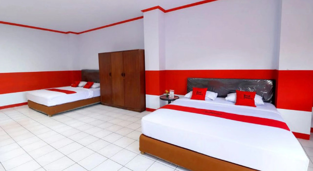 RedDoorz Plus @ Samratulangi Manado, Book Hotel Hotels in Sulawesi with Parking, Parking
