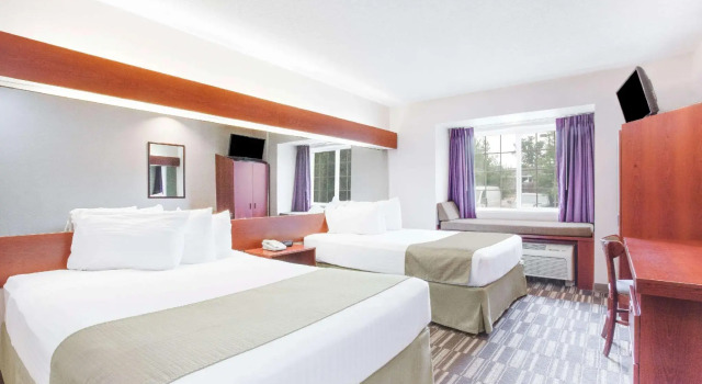 Четырёхместный номер Standard Microtel Inn & Suites by Wyndham Olean