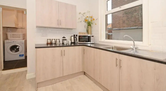 Коттедж Hampton House by YourStays - 4 Bedroom House in Centre of Crewe
