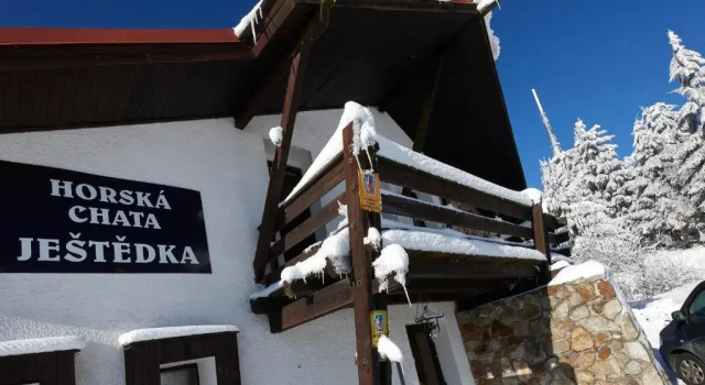Chata Ještědka, Book Hotel Hoteller i Svetla pod Jestedem med parkering, Parkering