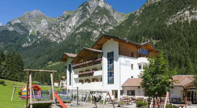 Кровать в общем номере Hotel Bergkristall