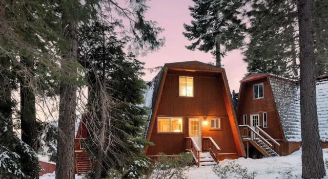 Кровать в общем номере с 6 комнатами Chickaree Chickadee Buyout by AvantStay 2 Sister Cabins