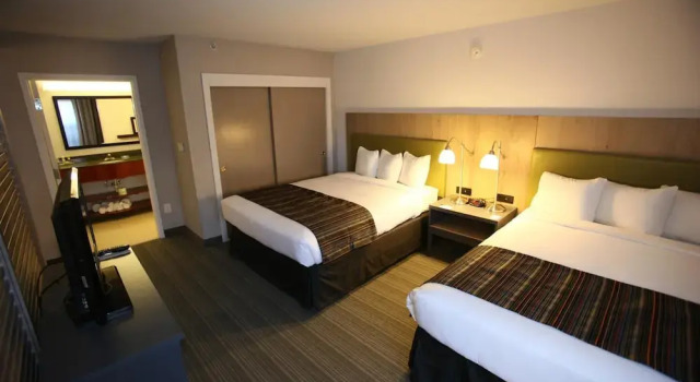 Четырёхместный люкс GreenTree Inn & Suites Phoenix Sky Harbor