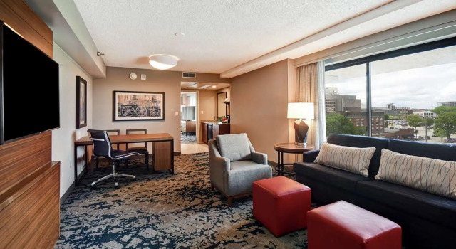Двухместный люкс Corner 2-room Embassy Suites by Hilton Omaha Downtown Old Market