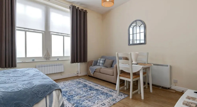 Tenby Studio Apartment - Stroll to Beach and Town, Забронировать Апартаменты/квартира Тенби 