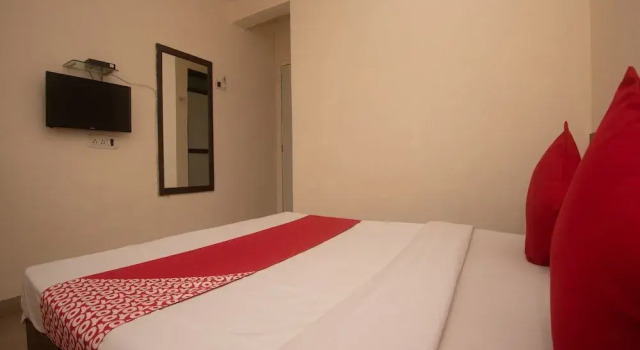 Oyo 23285 The Diplomat Lodging, Забронировать Отель Отели штата Махараштры 3 звезды, 3*