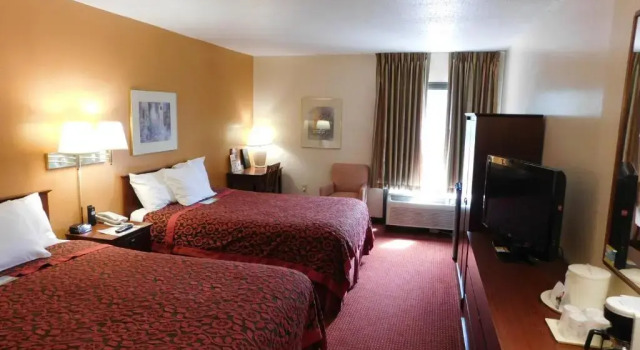 Четырёхместный номер Deluxe Days Inn & Suites by Wyndham Cedar Rapids