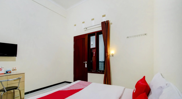 Capital O 90151 Guest House 180, Book Pension Gæstehuse i Batu, nær Jatim Park 2, Pension