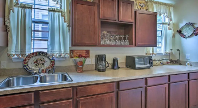 New Orleans Retreat ~ 3 Mi to Bourbon Street!, Забронировать Отель Отели Нового Орлеана с парковкой, рядом с Ochsner Baptist, Парковка