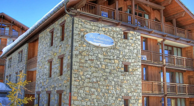 Big Apartment in the French-italian ski Resort San Bernardo, Забронировать Апартаменты/квартира Отели Ла-Розьер с парковкой, рядом с Горнолыжный курорт Ла Розьер, Парковка