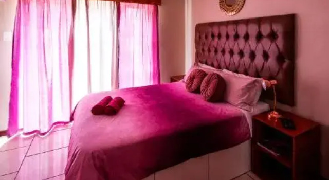 Invite Guest House - Self Catering Accommodation in Vanderbijlpark, Prenota Affittacamere Hotel a Gauteng con piscina, Piscina