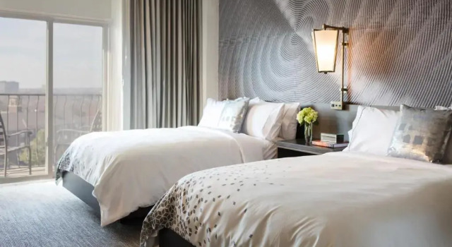 Четырёхместный номер Standard с балконом Renaissance Waterford Oklahoma City Hotel