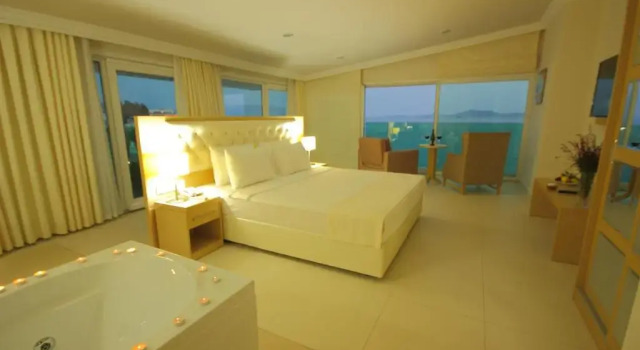 Люкс с видом на море Dragut Point North Hotel