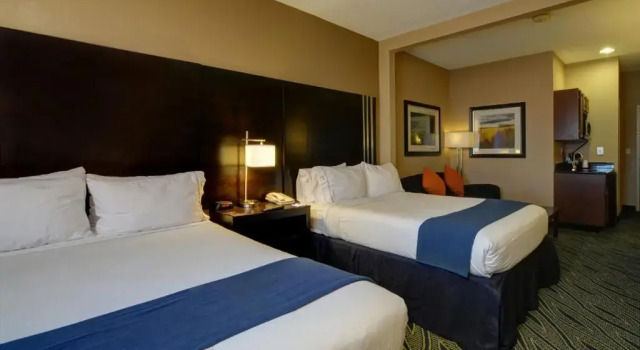 Четырёхместный номер Standard Holiday Inn Express & Suites Midwest City by IHG