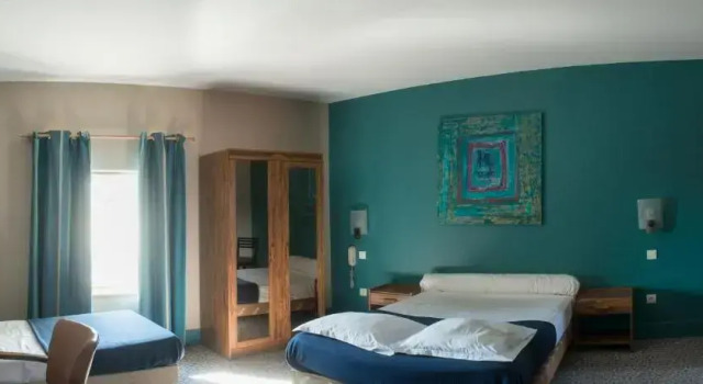 Четырёхместный номер Standard Logis Hotel Le Clos Des Oliviers
