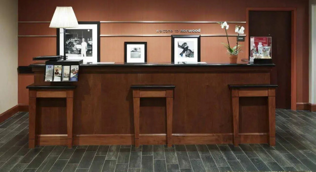 Hampton Inn Boston-Norwood, Varaa Hotelli Hotellit New England uima-altaalla, Uima-allas