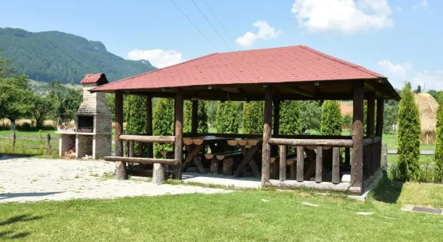 Serena Guesthouse Bran, Rezervovat Hotel Hotely v Prahova Valley s parkováním, Parkování