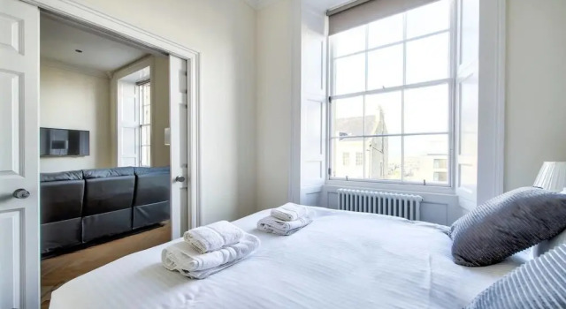 Modern Home 5 Minutes Walk From Princes Street, Забронировать Отель Бротон Эдинбург, рядом с Национальный музей Шотландии