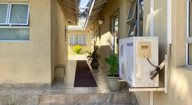 Poolside Executive Suite Near Airport - 2322, Buchen Sie Ferienwohnung Harare Simbabwe