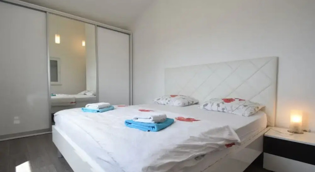 Nice Apartment With Shared Swimming Pool Near the Beach and Trogir