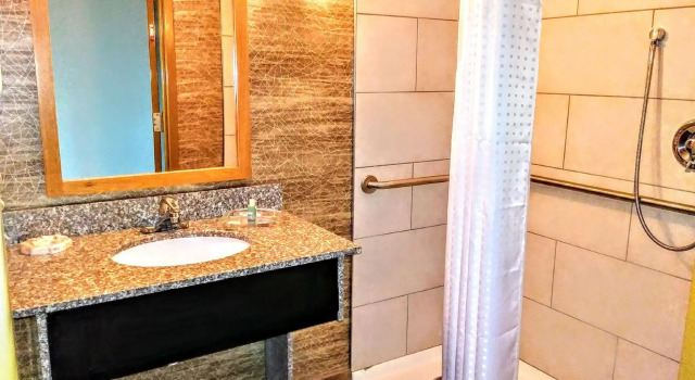 Четырёхместный номер Standard Holiday Inn Hotel Pittsburgh-Monroeville