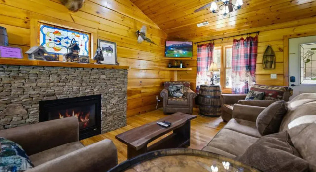 A Wolf's Den Gatlinburg