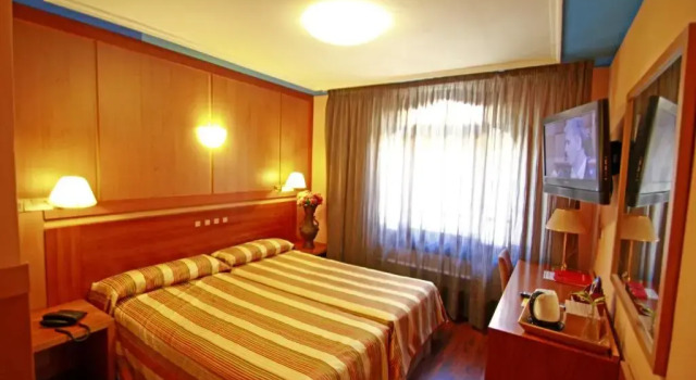 Apartamentos Turísticos Paris Centro, Забронировать Апартаменты/квартира Отели Сарагосы с парковкой, рядом с Парафия Сан-Мигель-де-лос-Наваррос, Парковка