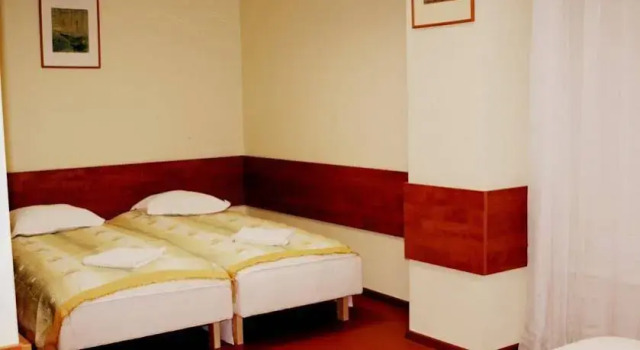 Laro, Đặt Khách sạn Rīga 