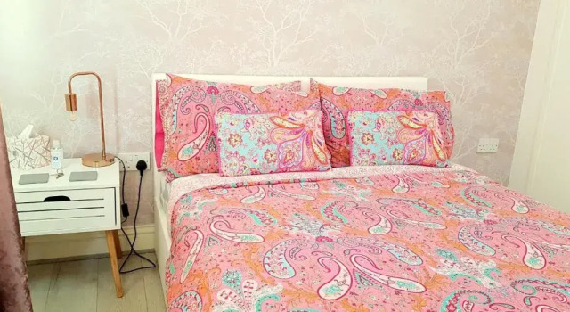 Stunning Room with Large Private Bathroom, Rezervați Hotel Derby 